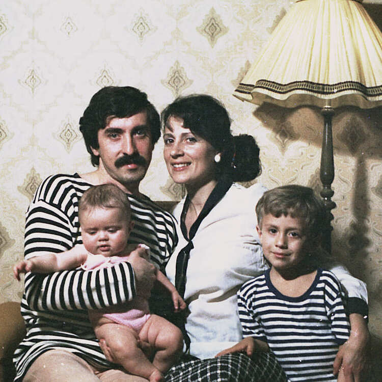 Мосидзе Тенгиз Григорьевич и его молодая семья. 1984 год.